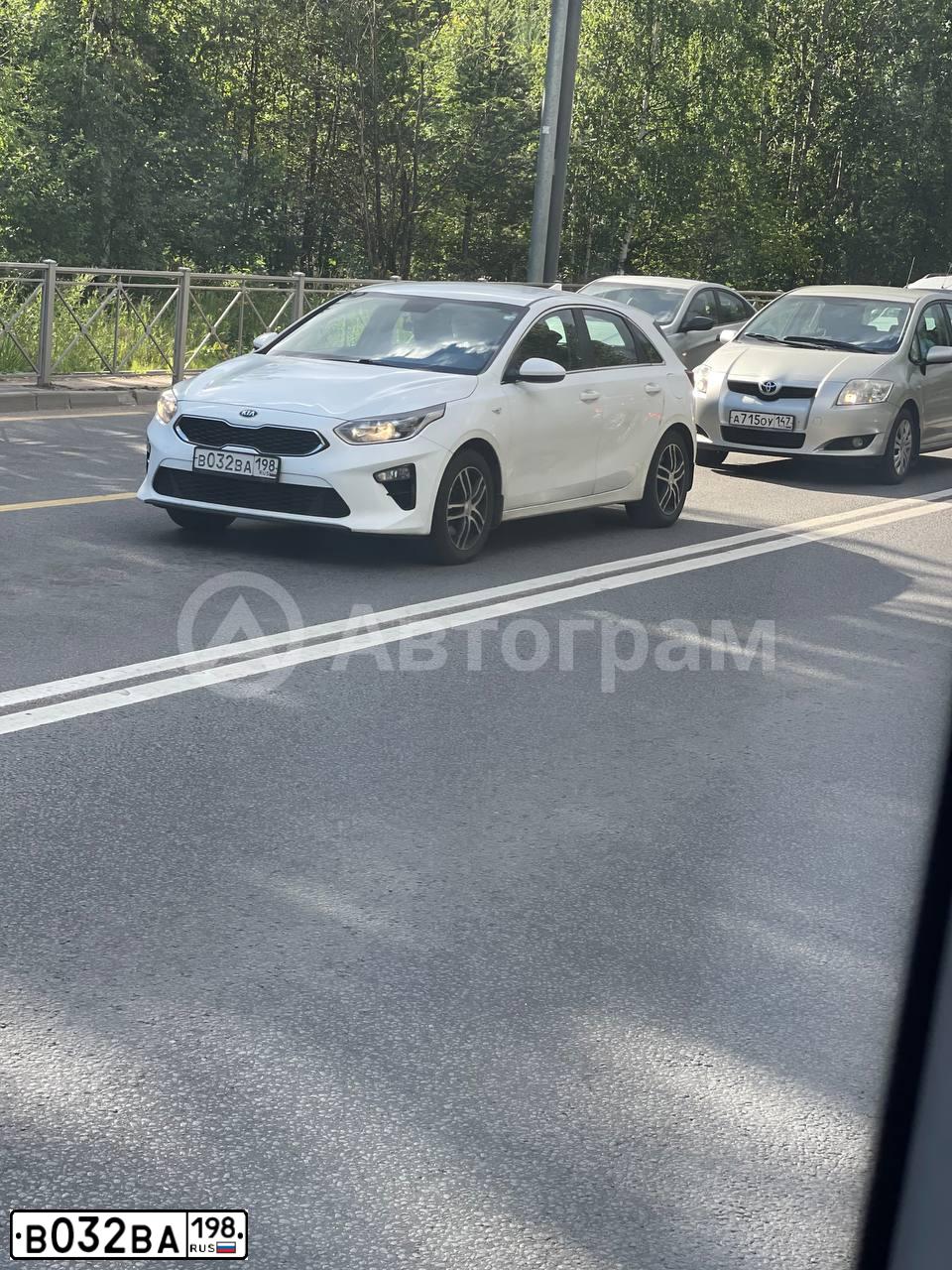 Фото автомобиля KIA CEE'D, 2018 — госномер В032ВА198. Цвет: БЕЛЫЙ