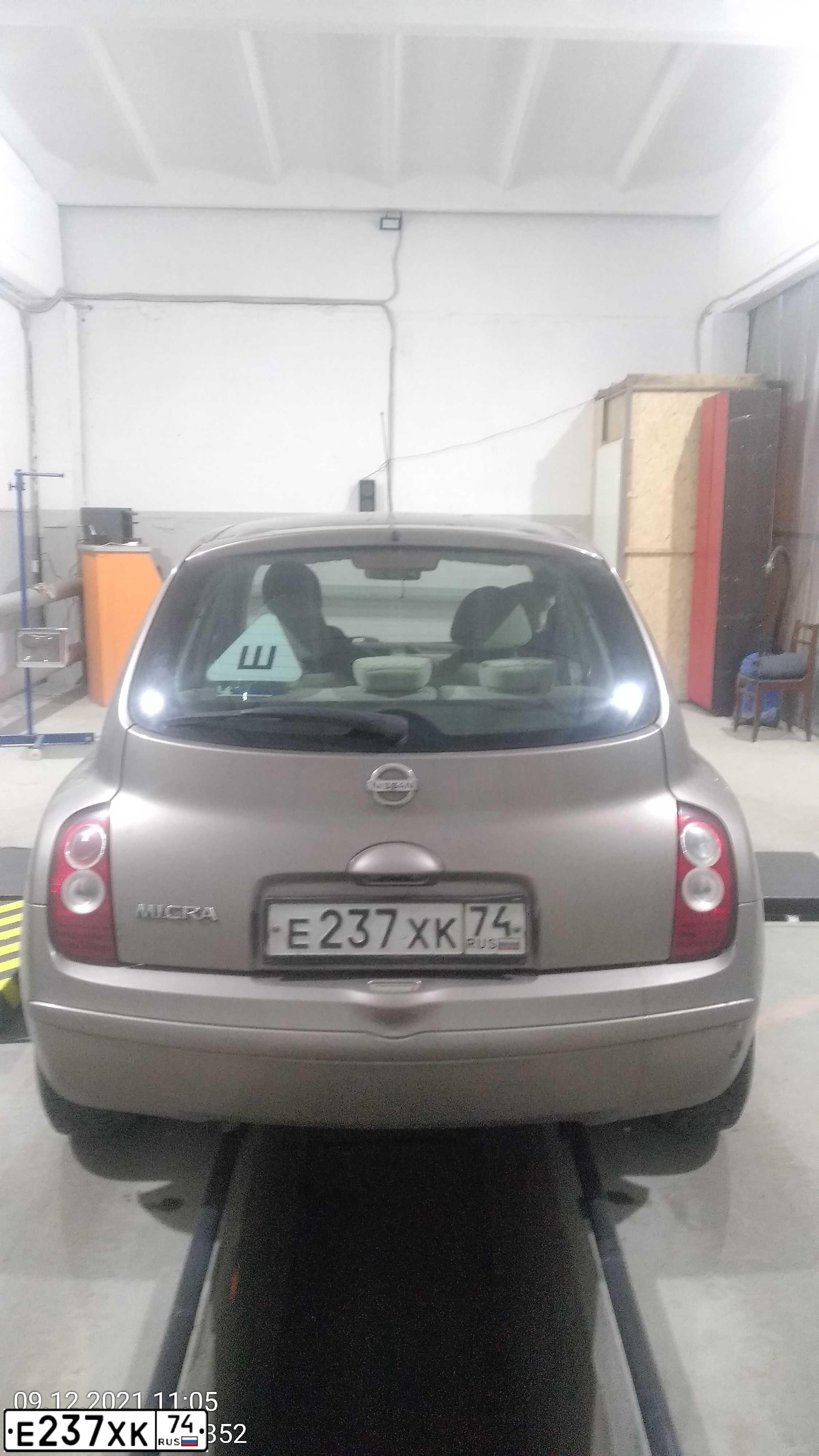 Фото автомобиля NISSAN MICRA, 2006 — госномер Е237ХК74. Цвет: БЕЖЕВЫЙ