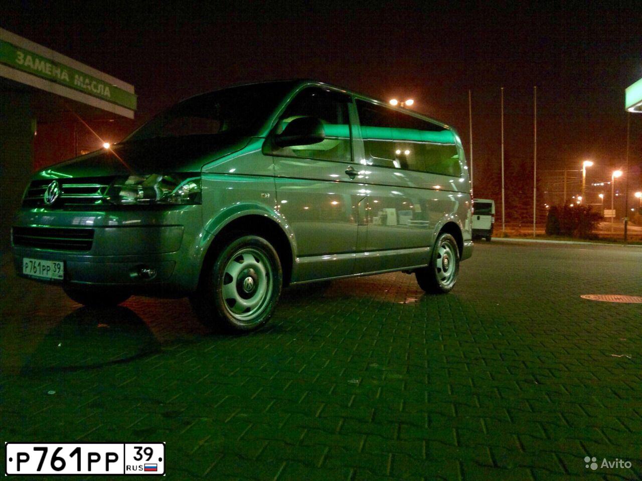 Фото автомобиля VOLKSWAGEN MULTIVAN, 2010 — госномер Р761РР39. Цвет: ТЕМНО-СЕРЫЙ
