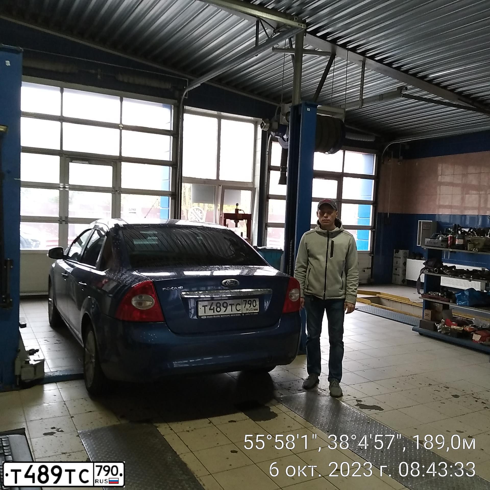 Фото автомобиля FORD FOCUS, 2008 — госномер Е222ОВ50. Цвет: синий