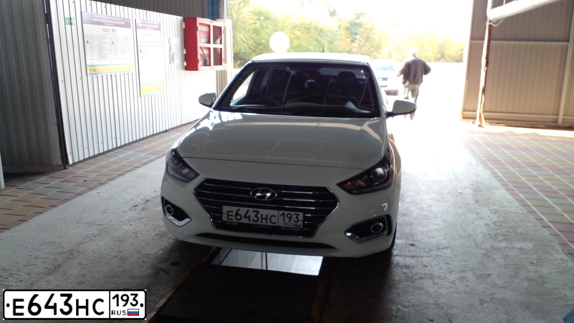Фото автомобиля HYUNDAI SOLARIS, 2017 — госномер О717МН30. Цвет: Белый