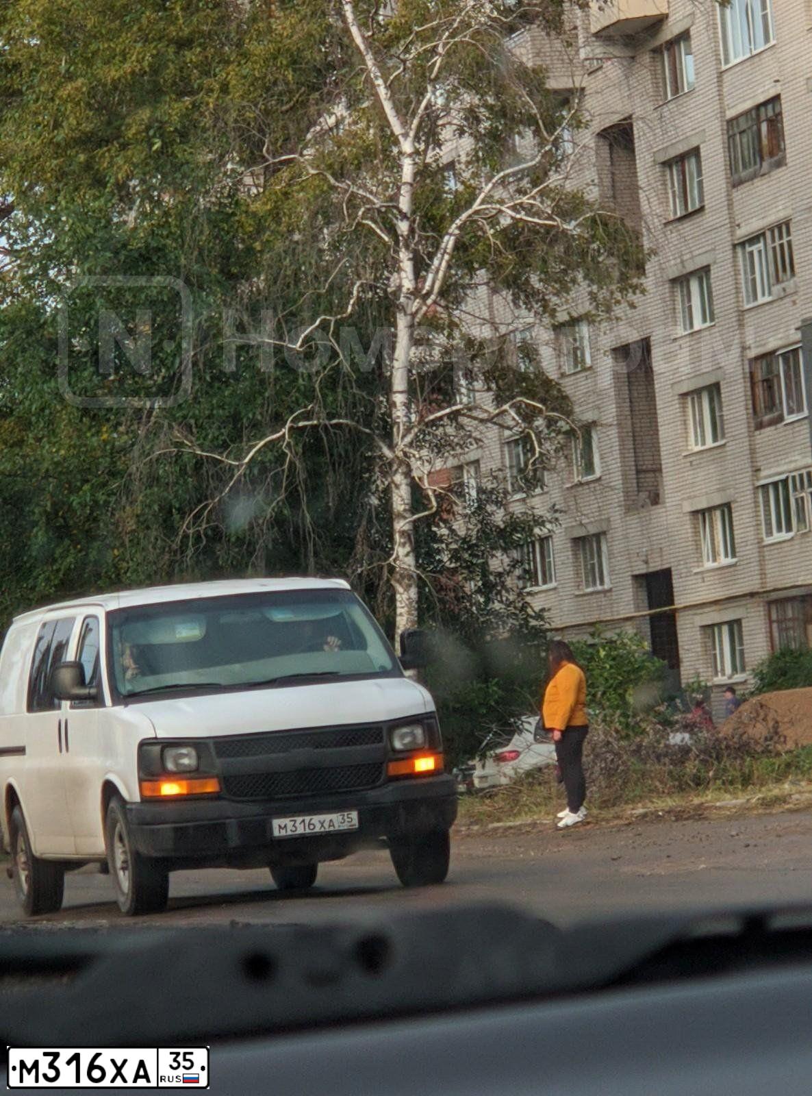 Фото автомобиля CHEVROLET EXPRESS VAN, 2005 — госномер М316ХА35. Цвет: Белый