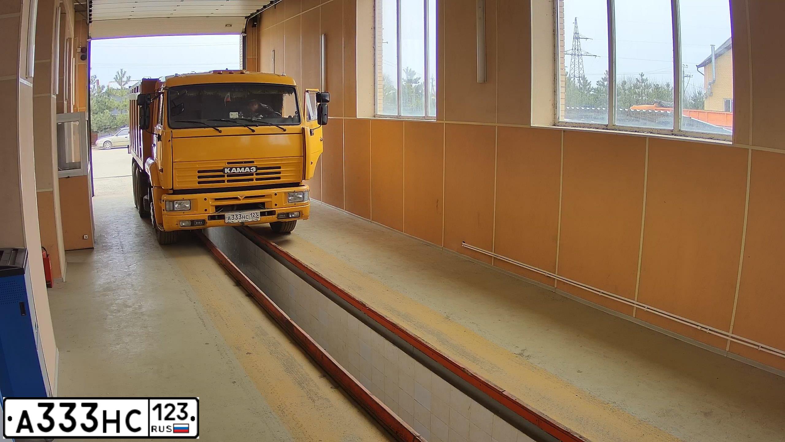Фото автомобиля KAMAZ 65116 /6X4/, 2010 — госномер А333НС123. Цвет: ЖЕЛТЫЙ ГЕОРГИН