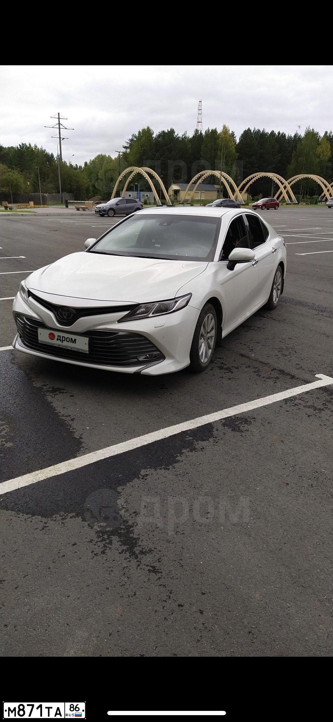 Фото автомобиля TOYOTA CAMRY, 2019 — госномер М871ТА86. Цвет: БЕЛЫЙ ПЕРЛАМУТР