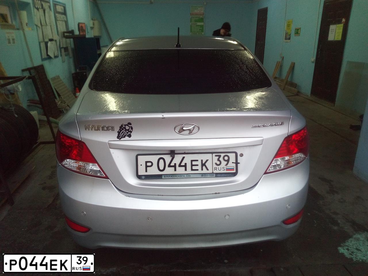 Фото автомобиля HYUNDAI SOLARIS, 2012 — госномер Р044ЕК39. Цвет: Серебристый