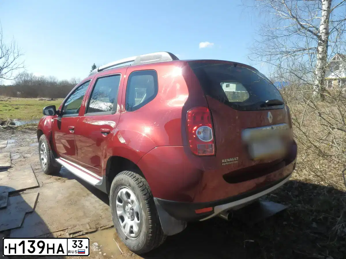 Фото автомобиля RENAULT DUSTER, 2013 — госномер Н139НА33. Цвет: КРАСНЫЙ