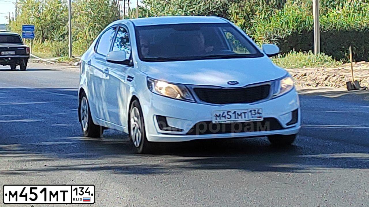 Фото автомобиля KIA RIO, 2014 — госномер М451МТ134. Цвет: Белый