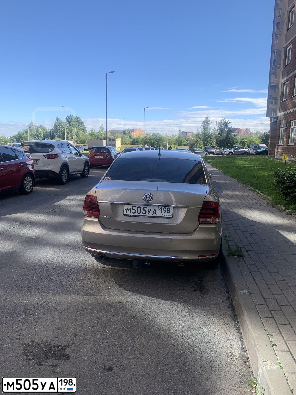 Фото автомобиля VOLKSWAGEN POLO, 2016 — госномер М505УА198. Цвет: БЕЖЕВЫЙ