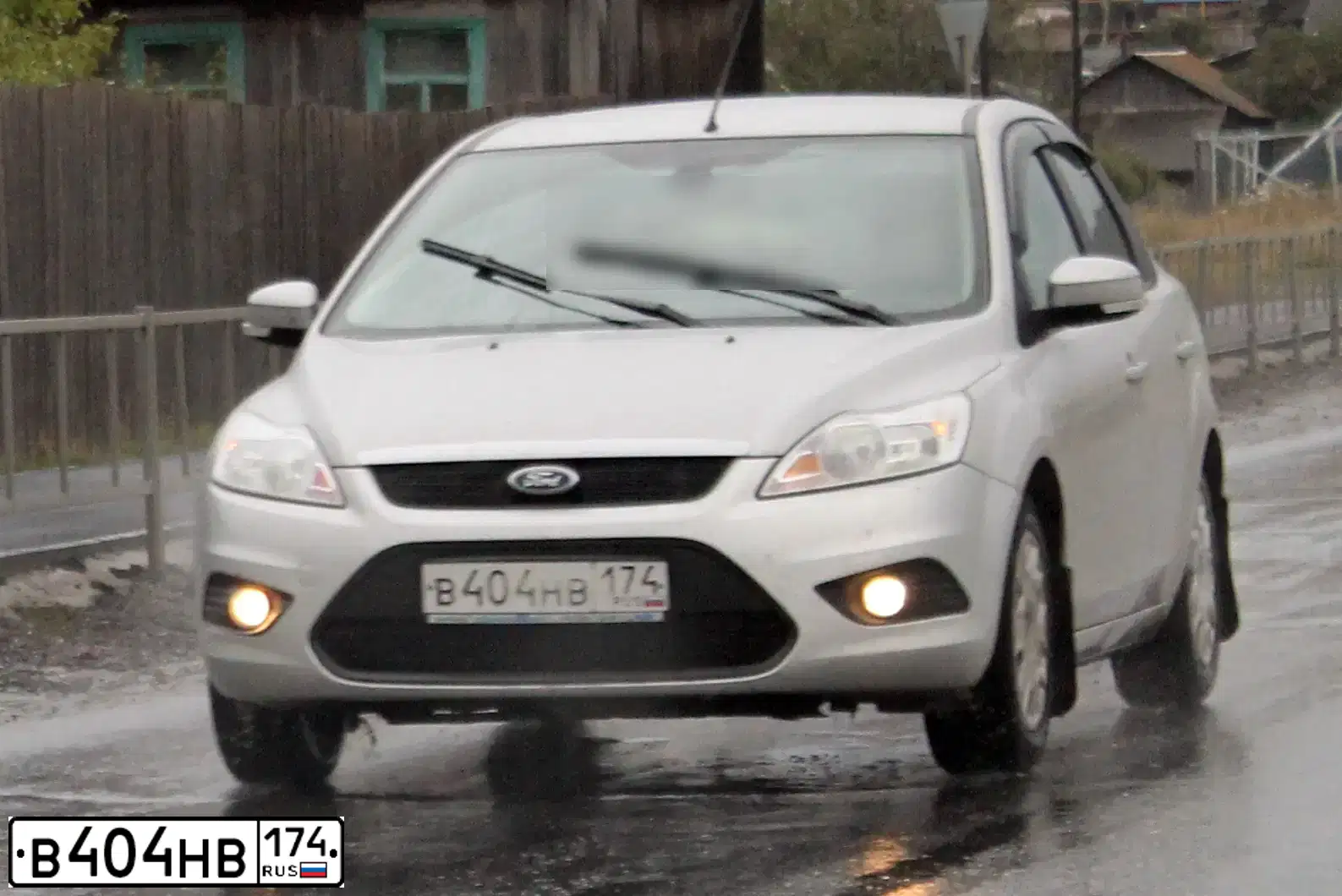 Фото автомобиля FORD FOCUS, 2010 — госномер В404НВ174. Цвет: СЕРЕБРИСТЫЙ