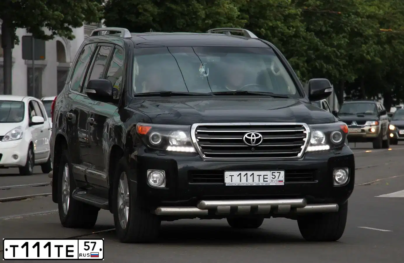 Фото автомобиля TOYOTA LANDCRUISER 200, 2014 — госномер Т111ТЕ57. Цвет: ЧЕРНЫЙ