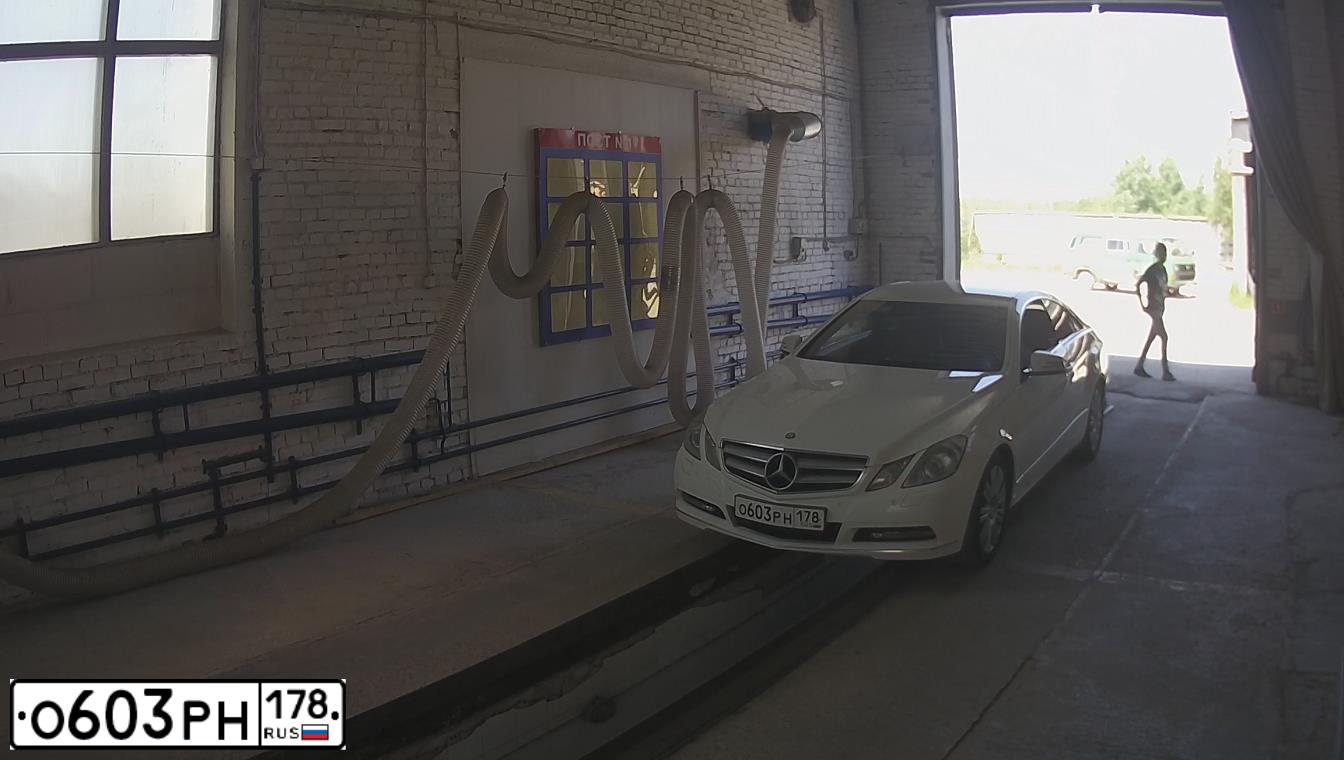 Фото автомобиля MERCEDES E-KLASSE, 2013 — госномер Х362ОУ60. Цвет: Белый