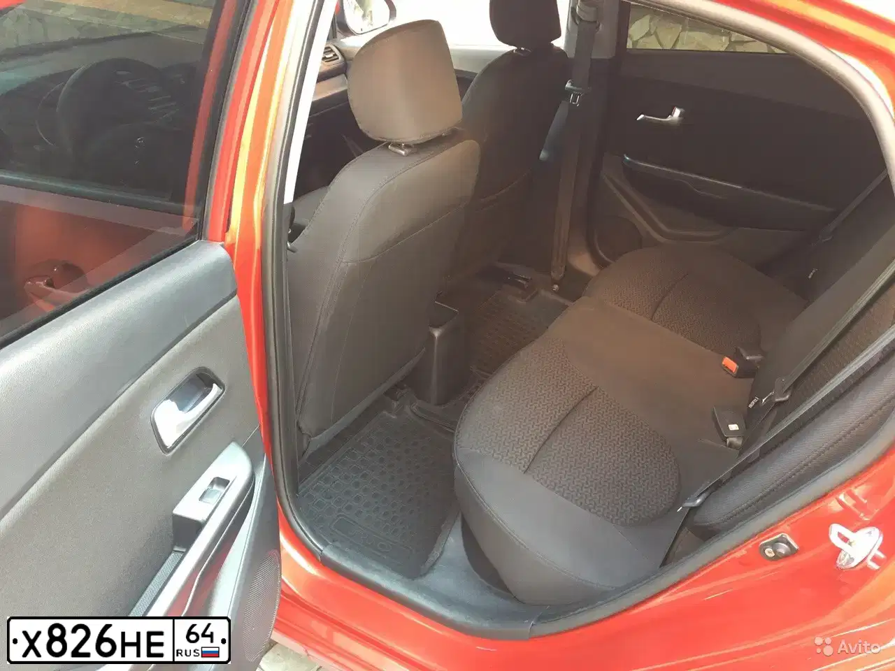 Фото автомобиля KIA RIO, 2011 — госномер Х826НЕ64. Цвет: Красный