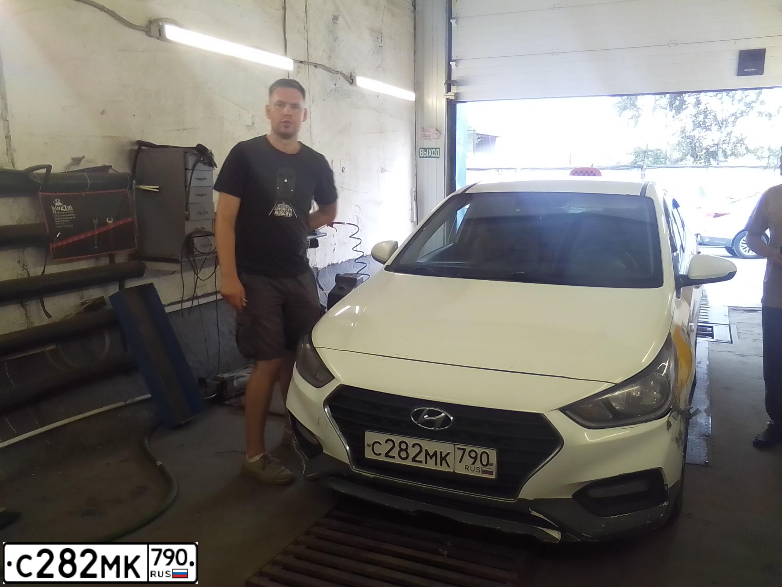 Фото автомобиля HYUNDAI SOLARIS, 2018 — госномер М852ВТ799. Цвет: БЕЛЫЙ-ЖЕЛТЫЙ-СЕРЫЙ