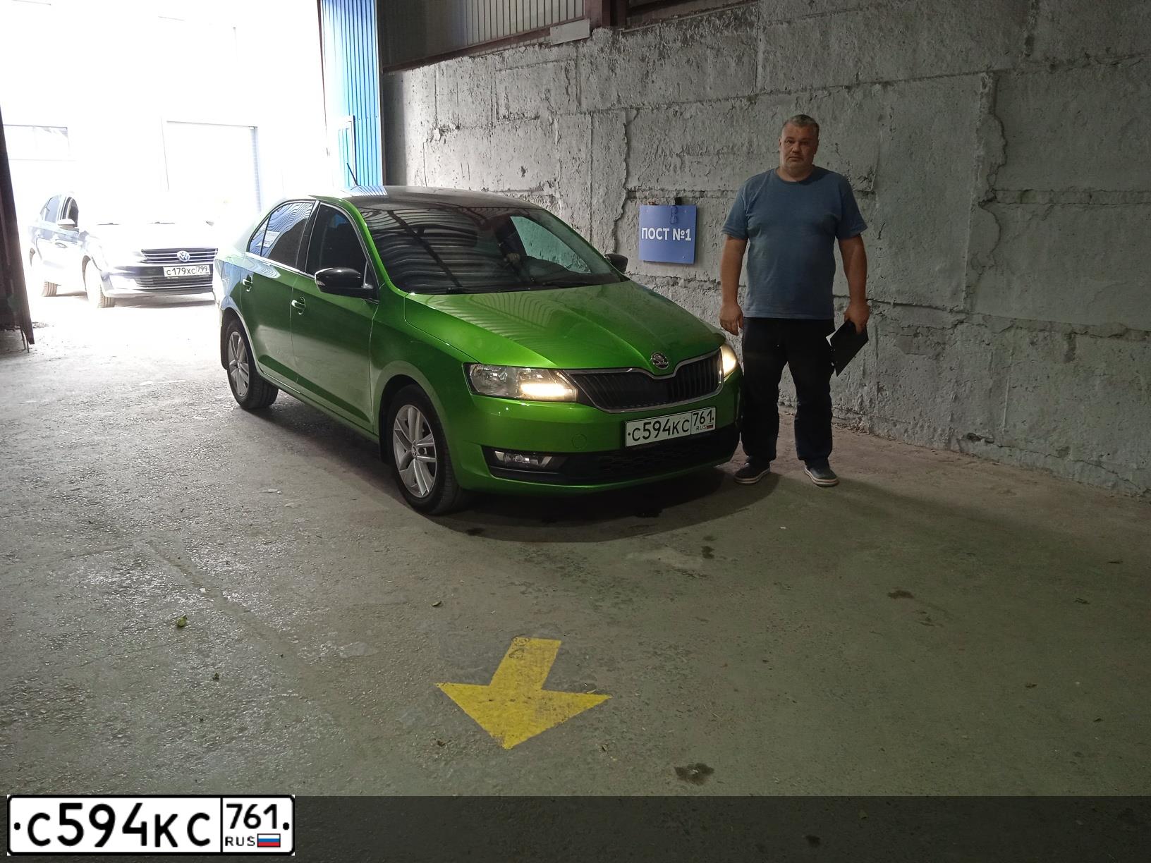 Фото автомобиля SKODA RAPID, 2018 — госномер У004АС161. Цвет: ЗЕЛЕНЫЙ