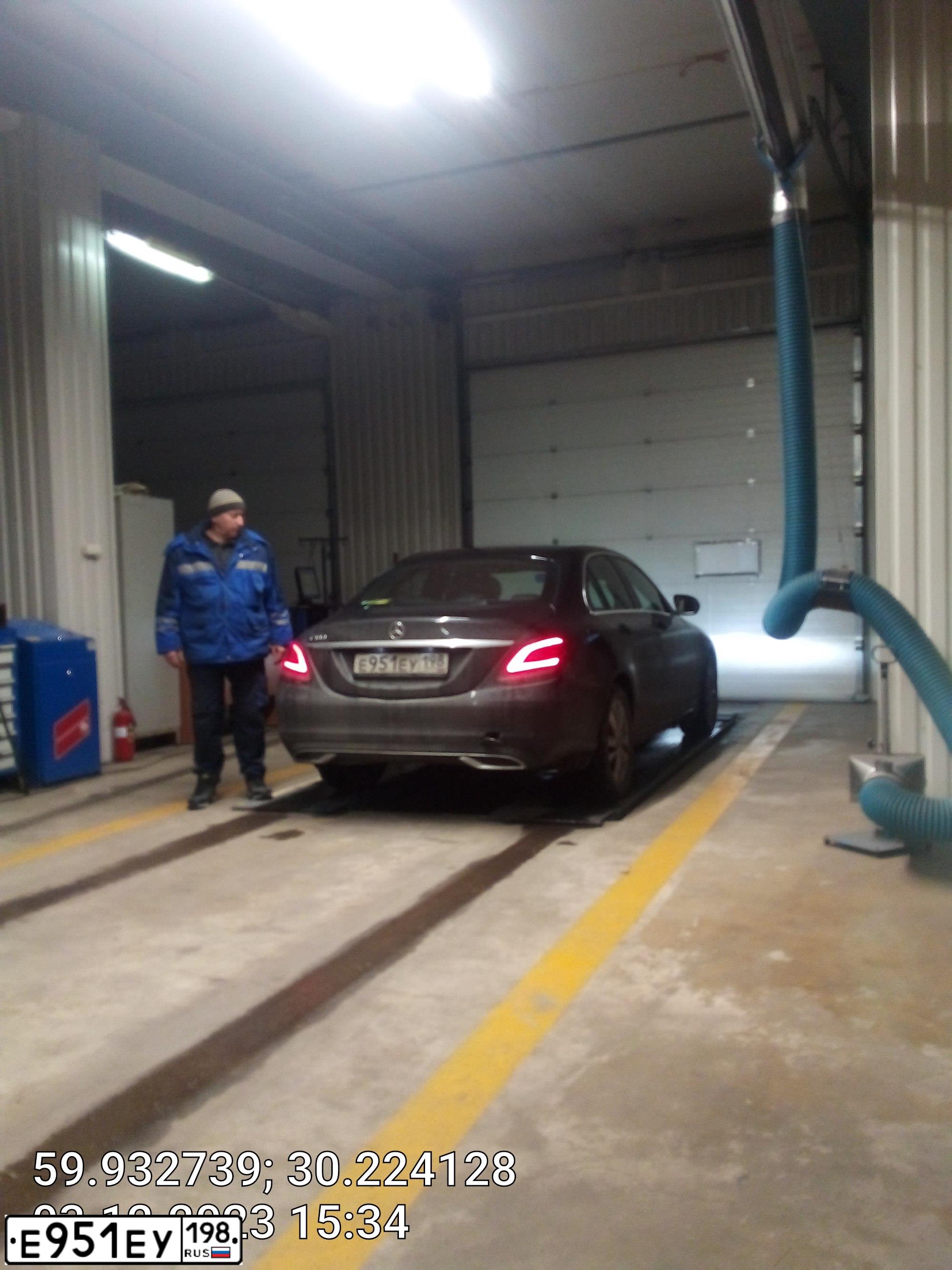 Фото автомобиля MERCEDES C-KLASSE, 2019 — госномер Е951ЕУ198. Цвет: ЧЕРНЫЙ