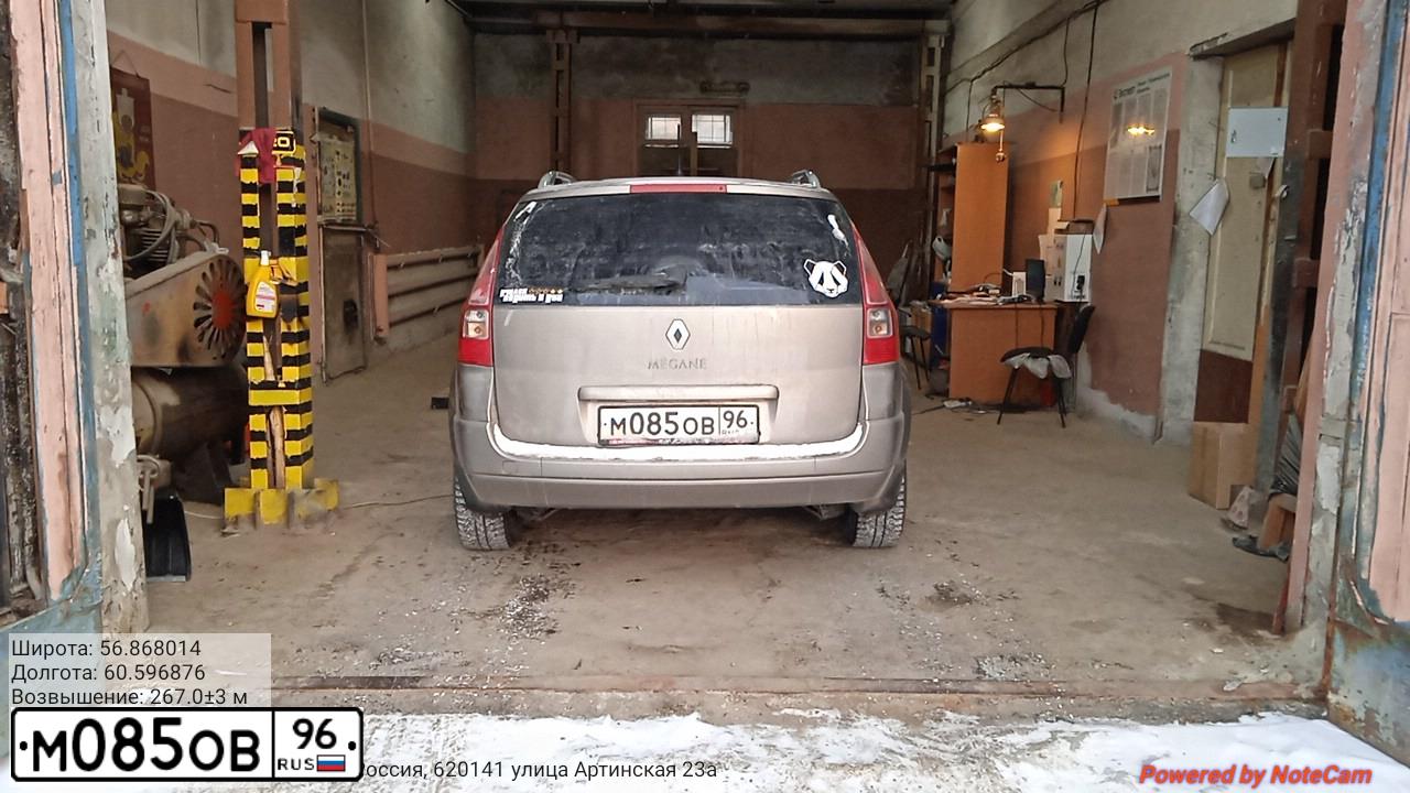 Фото автомобиля RENAULT MEGANE, 2008 — госномер М085ОВ96. Цвет: БЕЖЕВЫЙ