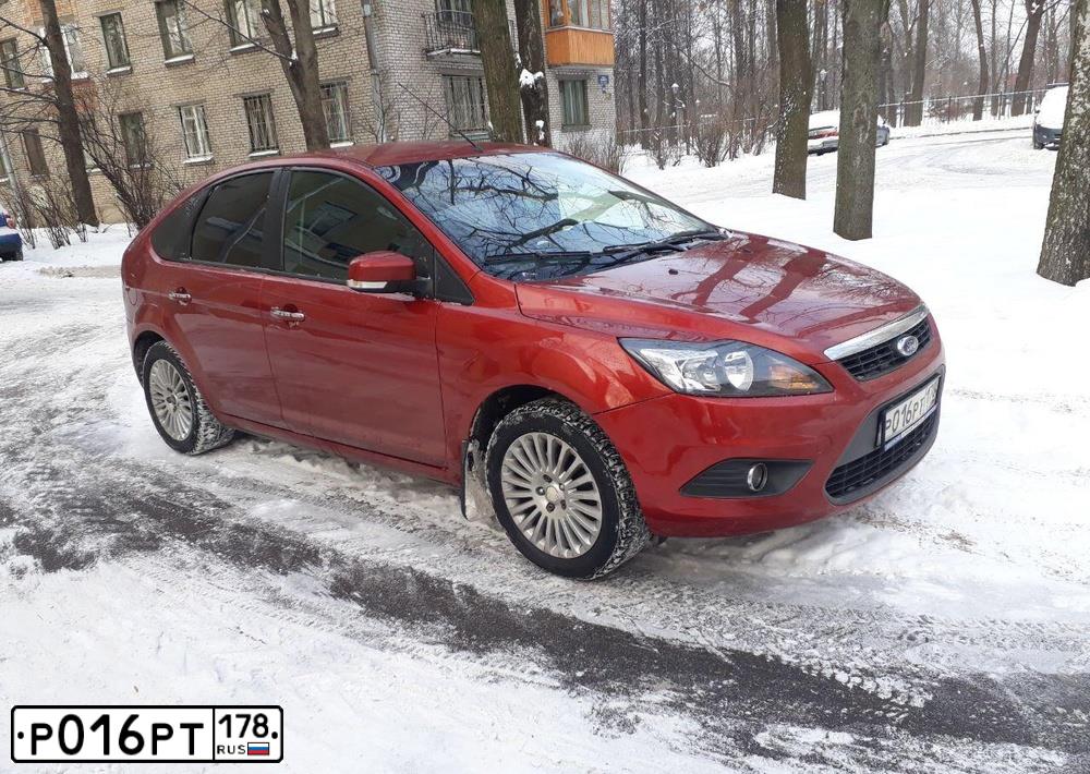 Фото автомобиля FORD FOCUS, 2010 — госномер О833ВК198. Цвет: КРАСНО-ОРАНЖЕВЫЙ