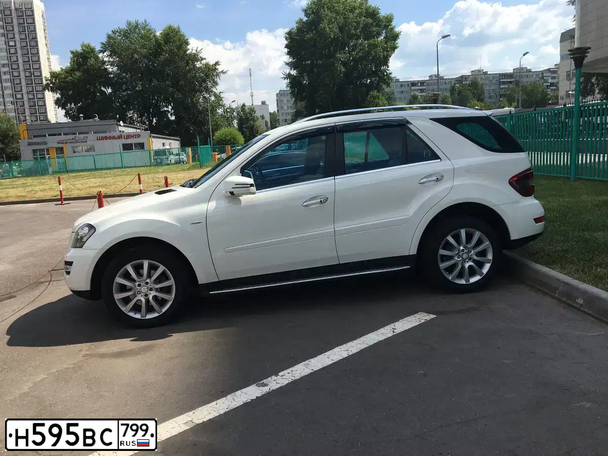 Фото автомобиля MERCEDES M-KLASSE, 2011 — госномер Н595ВС799. Цвет: Белый