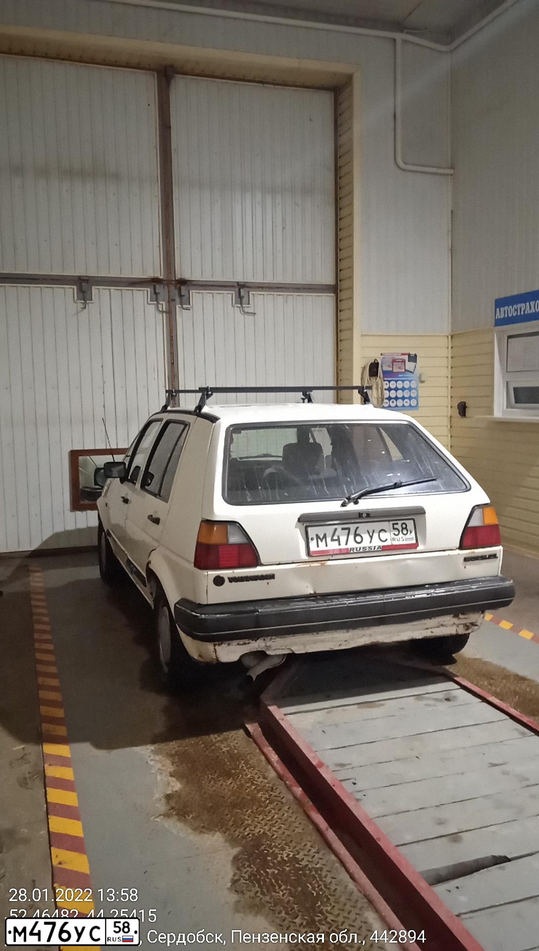 Фото автомобиля VOLKSWAGEN GOLF, 1987 — госномер М476УС58. Цвет: Белый