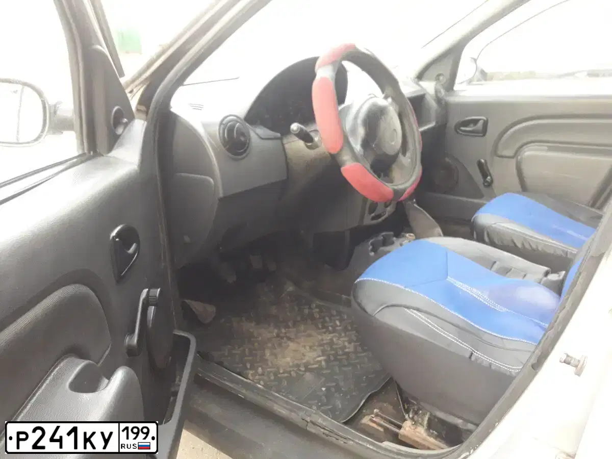 Фото автомобиля RENAULT LOGAN, 2006 — госномер Р241КУ199. Цвет: СЕРЫЙ