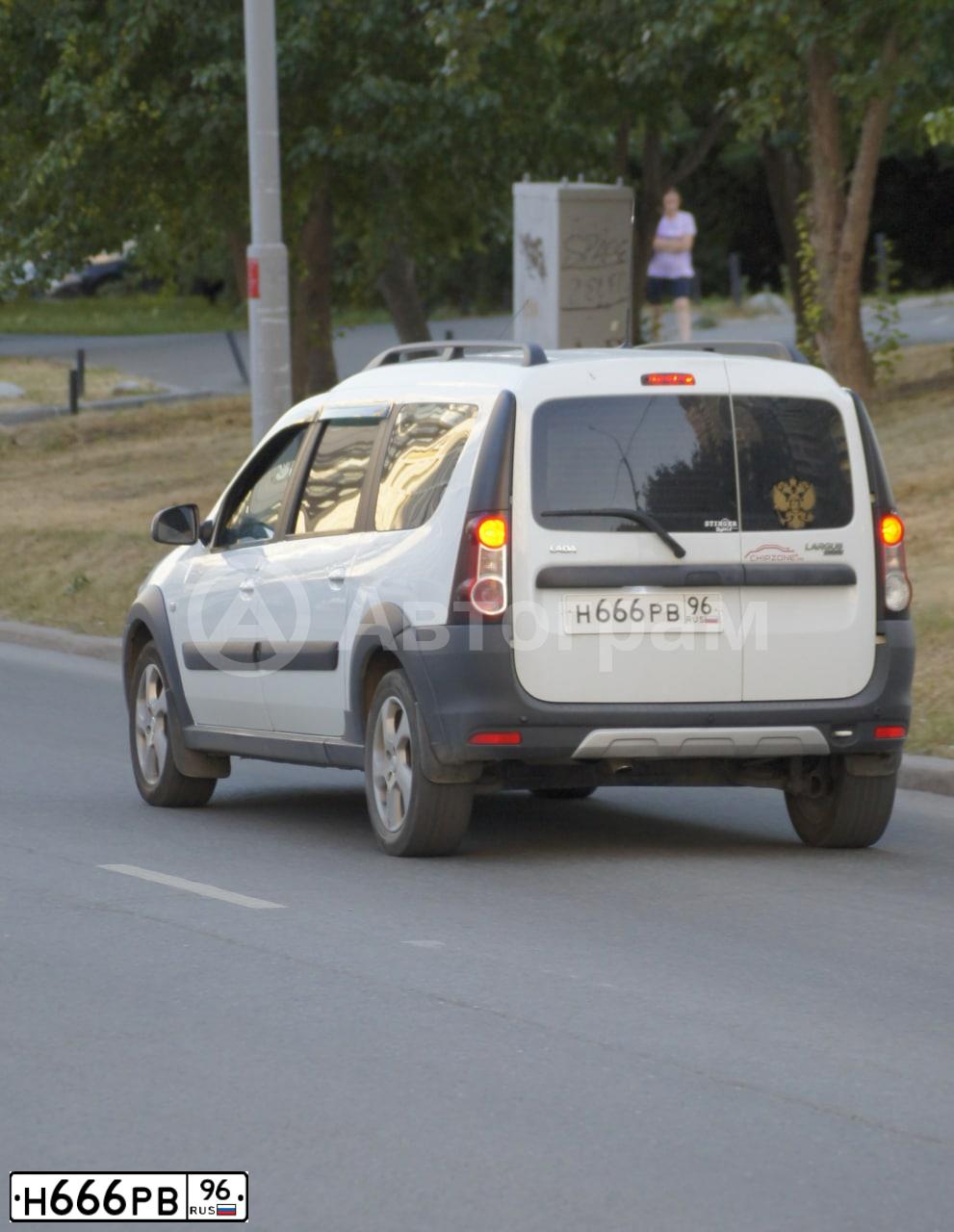 Фото автомобиля TOYOTA LANDCRUISER, 2008 — госномер Е002МС66. Цвет: Серебристый