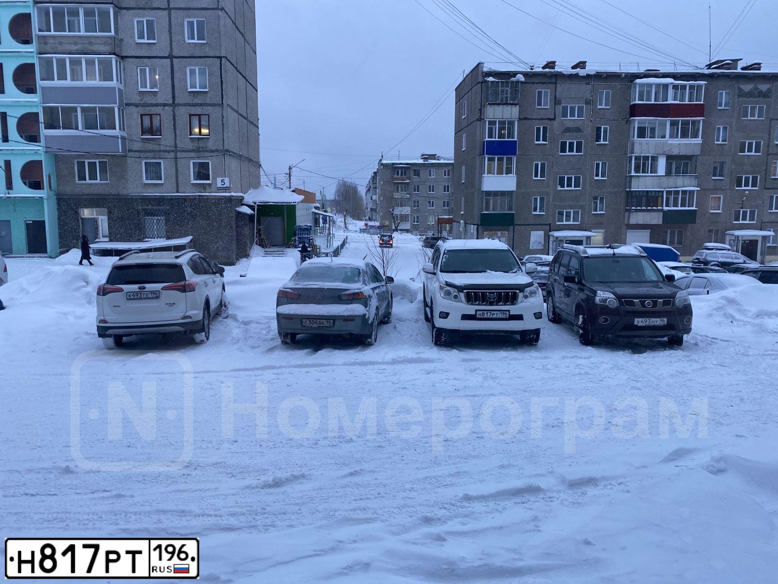 Фото автомобиля TOYOTA LANDCRUISER, 2011 — госномер Е262ВА196. Цвет: Белый