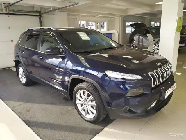 Фото автомобиля JEEP CHEROKEE, 2014 — госномер С848РА89. Цвет: ТЕМНО-СИНИЙ