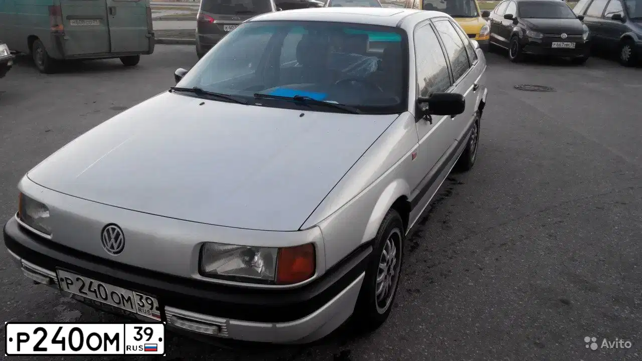 Фото автомобиля ФОЛЬКСВАГЕН РАSSАТ GL, 1992 — госномер Р564АЕ39. Цвет: СЕРЕБРИСТЫЙ