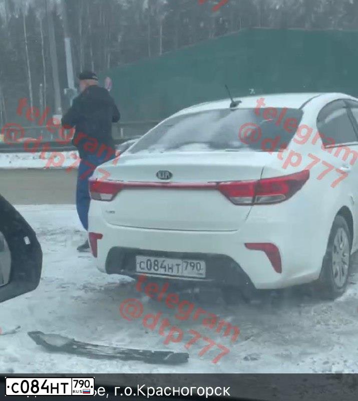 Фото автомобиля KIA RIO, 2017 — госномер А686УХ790. Цвет: Белый