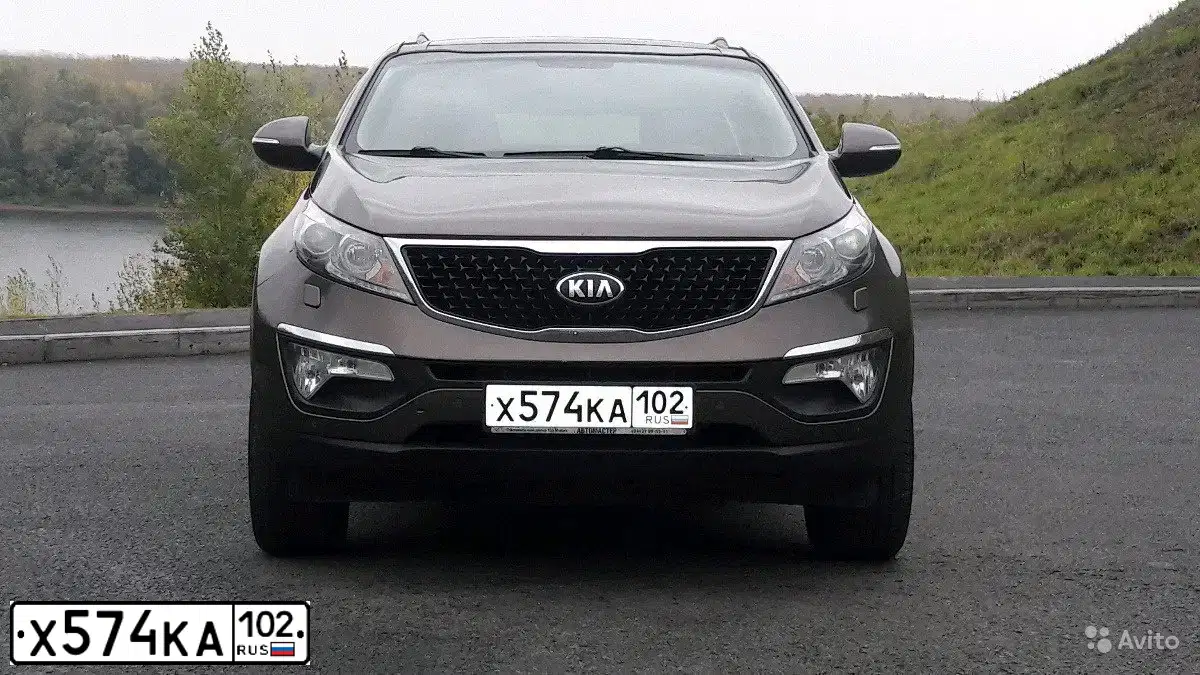 Фото автомобиля KIA SPORTAGE, 2014 — госномер Е516КС702. Цвет: Коричневый