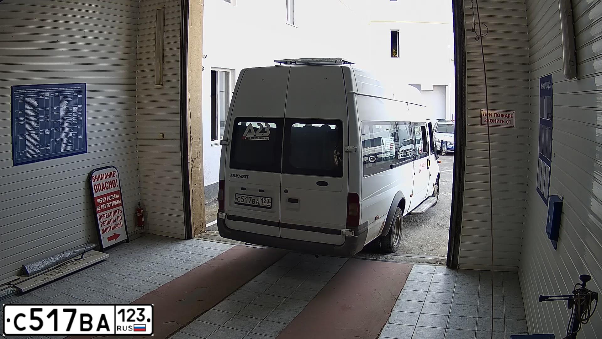 Фото автомобиля FORD TRANSIT, 2006 — госномер С517ВА123. Цвет: Белый