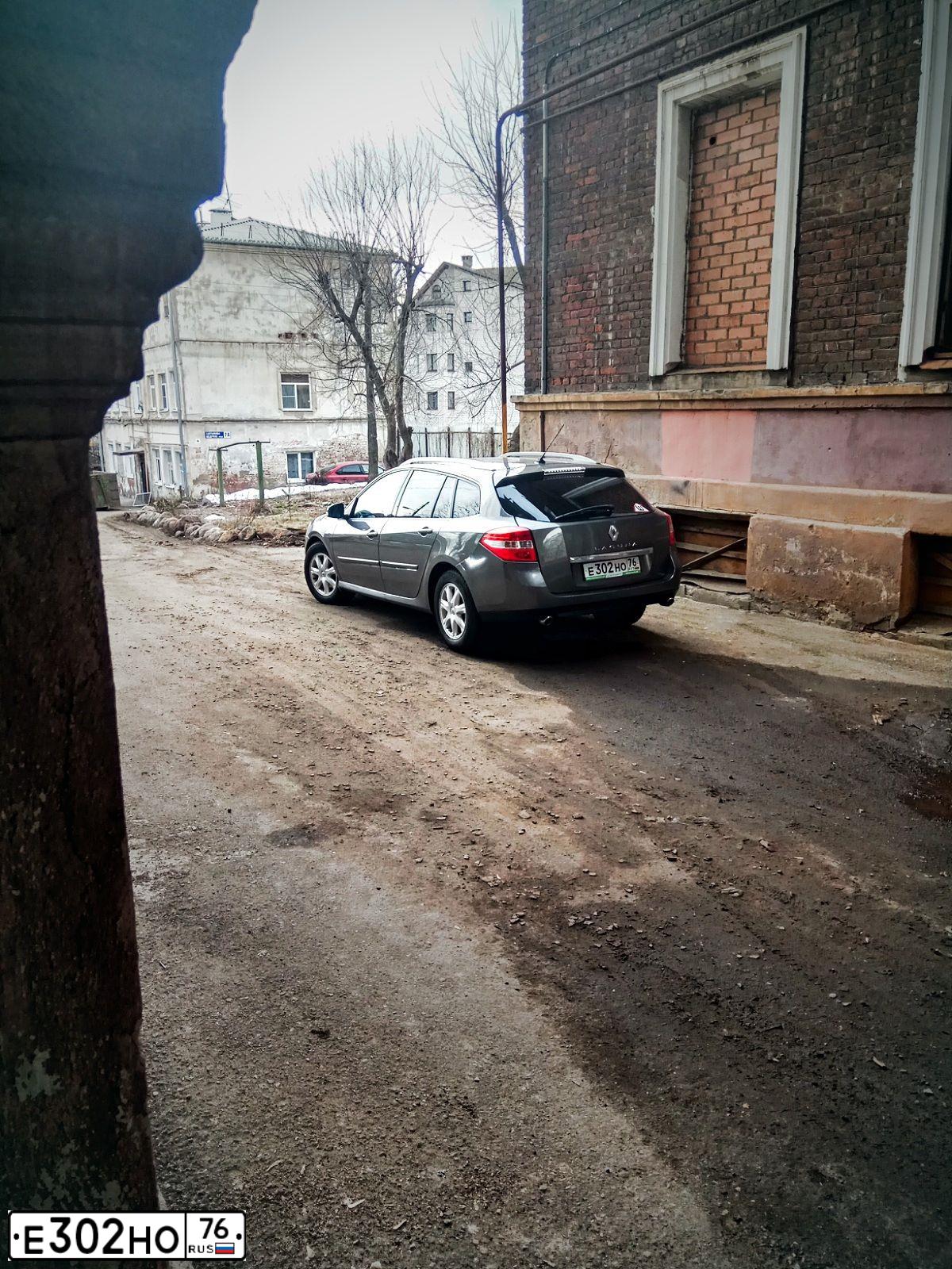 Фото автомобиля RENAULT LAGUNA, 2008 — госномер Е302НО76. Цвет: СЕРО-ГОЛУБОЙ