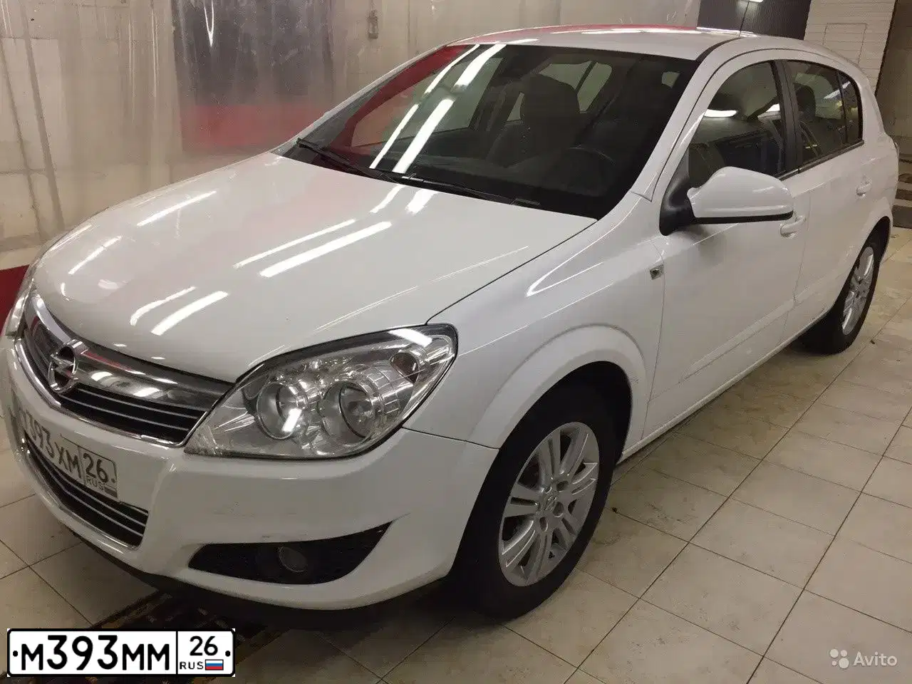 Фото автомобиля MERCEDES M-KLASSE, 2011 — госномер М393ММ26. Цвет: Белый