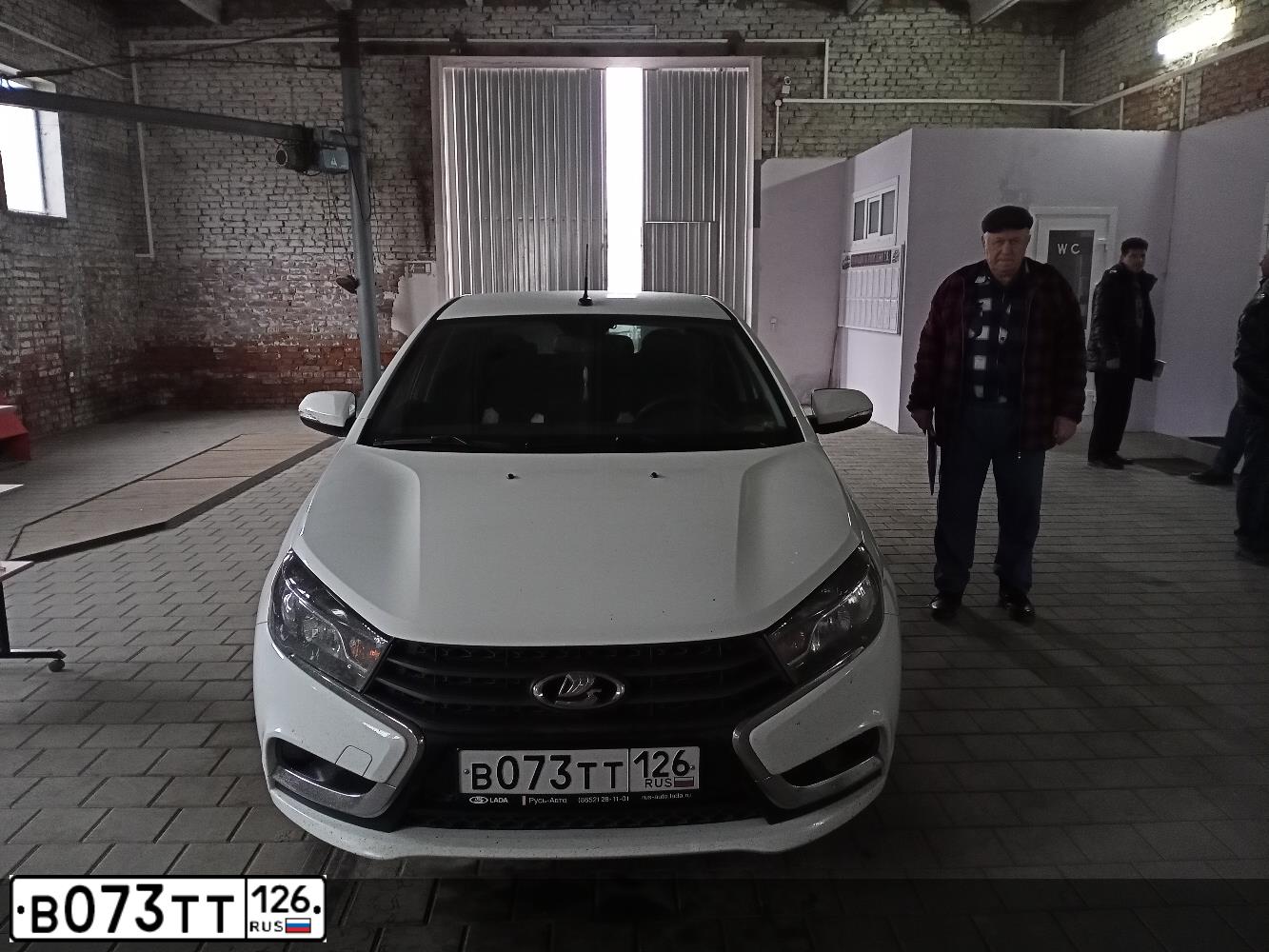 Фото автомобиля LADA VESTA, 2018 — госномер В073ТТ126. Цвет: БЕЛЫЙ