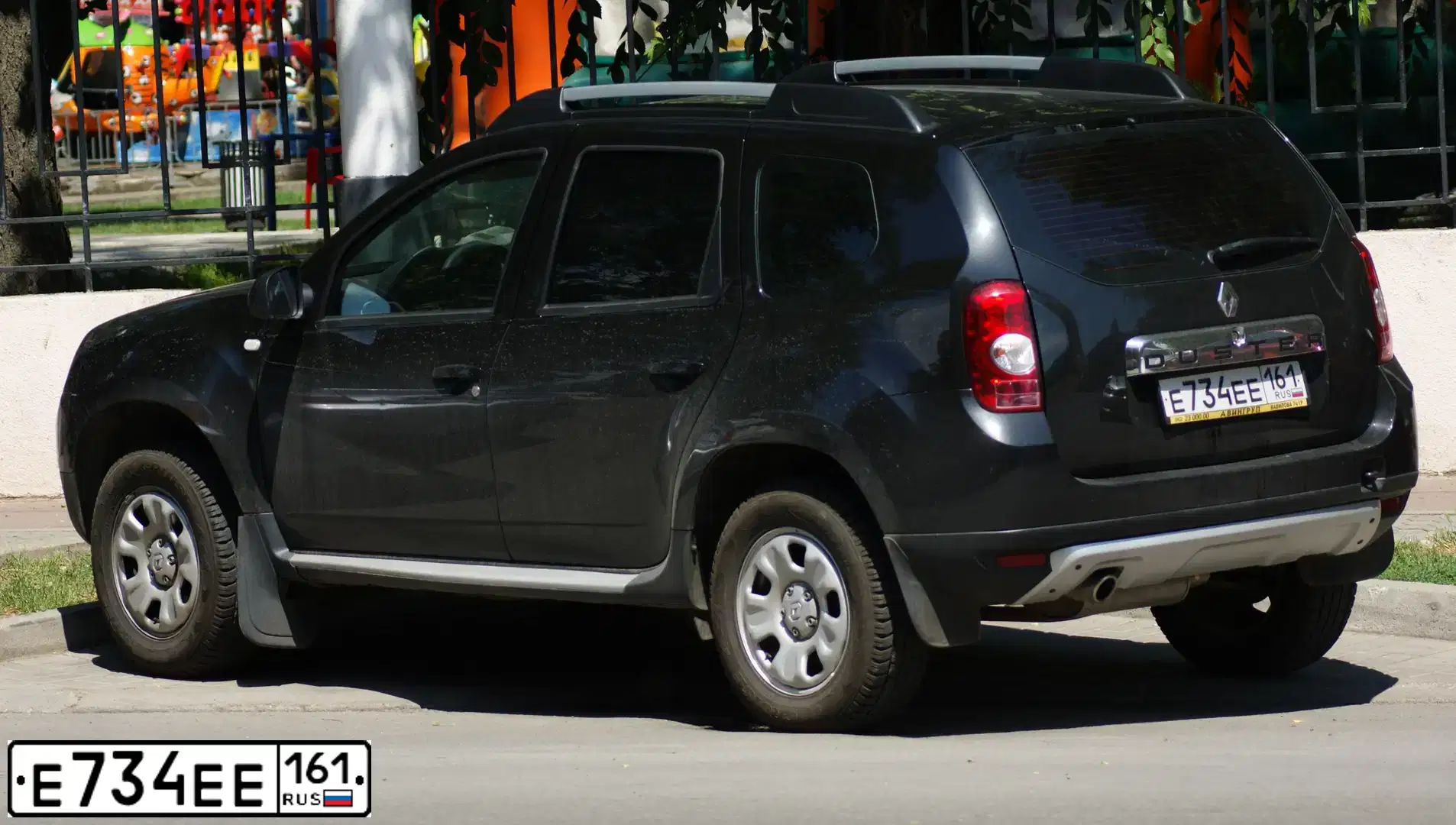 Фото автомобиля RENAULT DUSTER, 2013 — госномер Е734ЕЕ161. Цвет: ЧЕРНЫЙ