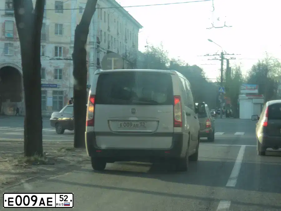 Фото автомобиля VOLKSWAGEN SHARAN, 1997 — госномер Е009АЕ52. Цвет: СВЕТЛО-СЕРЫЙ