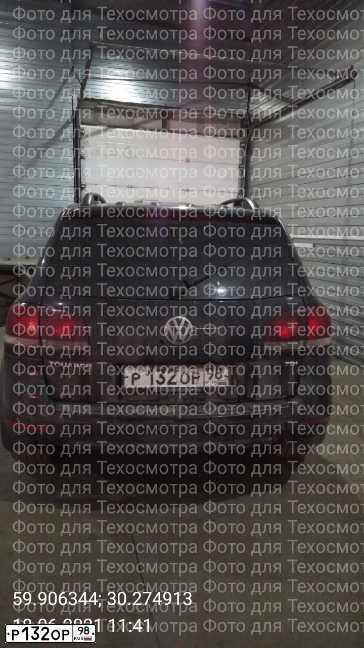 Фото автомобиля VOLKSWAGEN TOUAREG, 2007 — госномер Р132ОР98. Цвет: ЧЕРНЫЙ