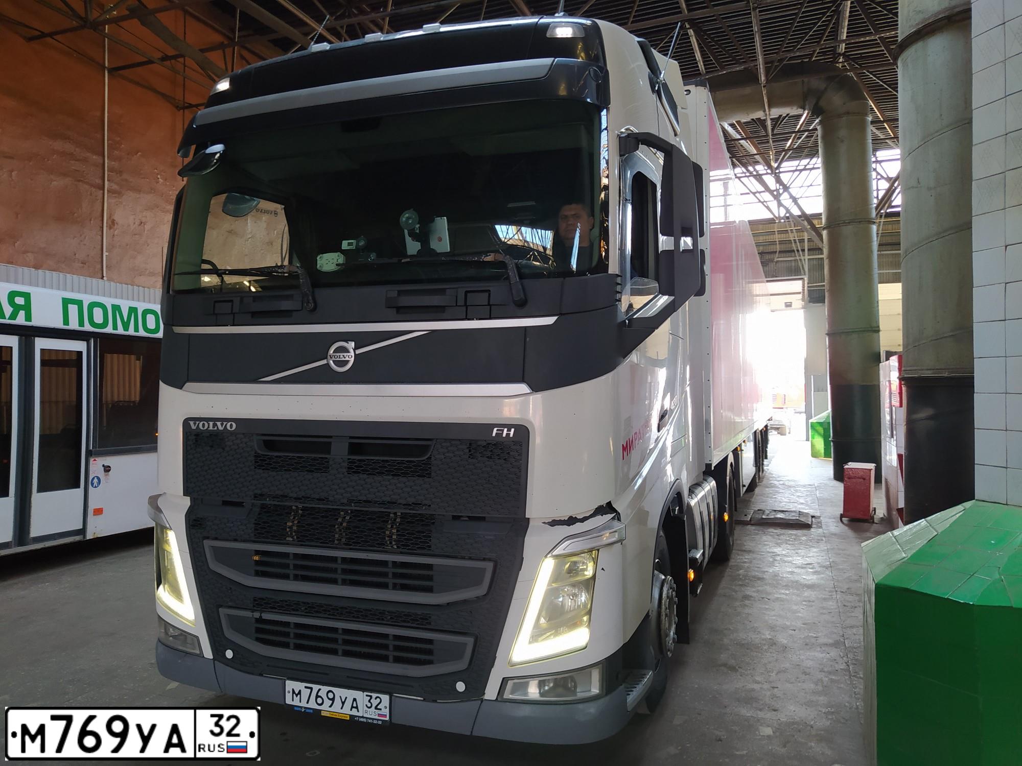 Фото автомобиля VOLVO SERIE FH /4X2/, 2014 — госномер М769УА32. Цвет: БЕЛЫЙ