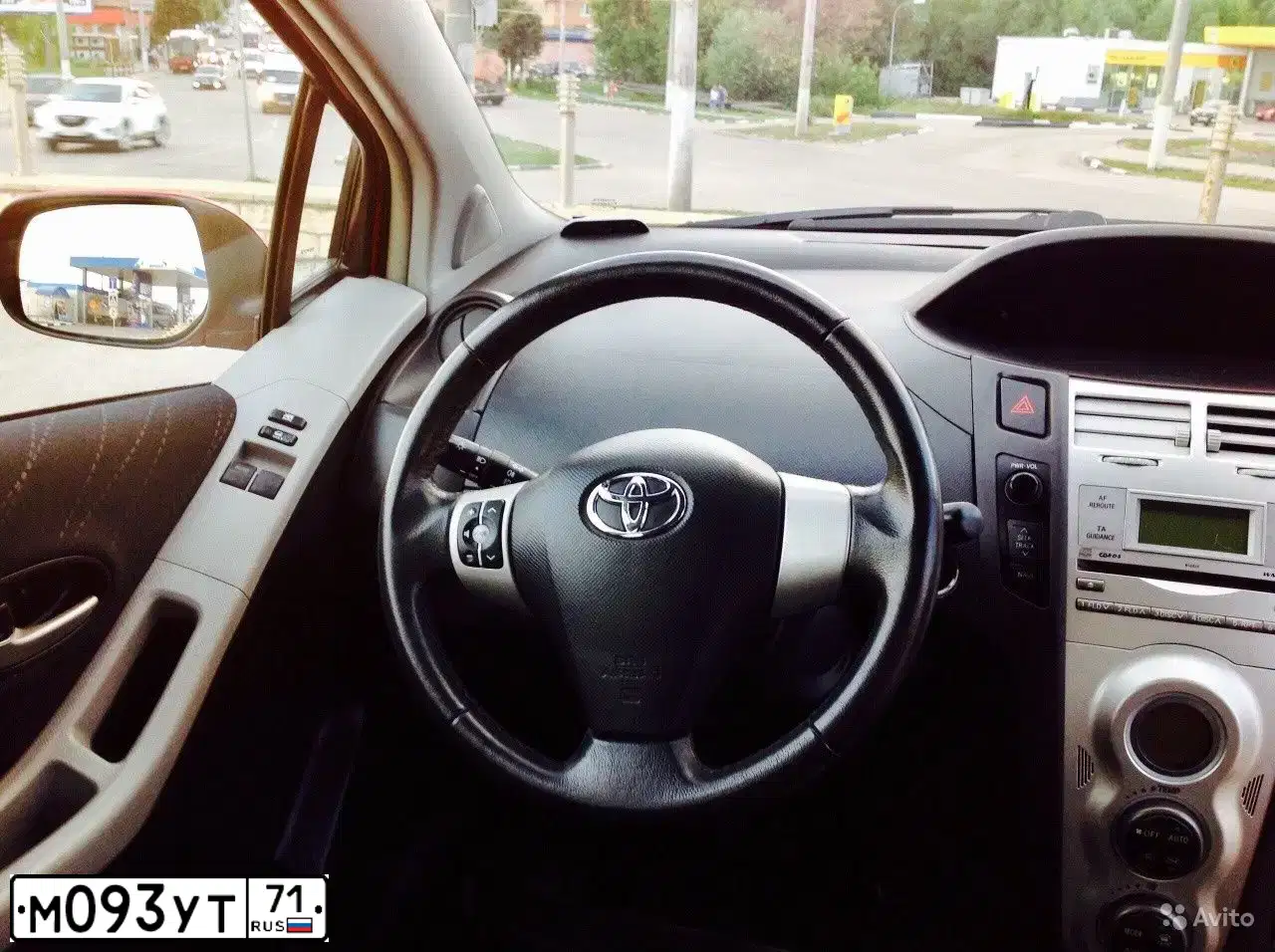 Фото автомобиля TOYOTA YARIS, 2008 — госномер М093УТ71. Цвет: Красный