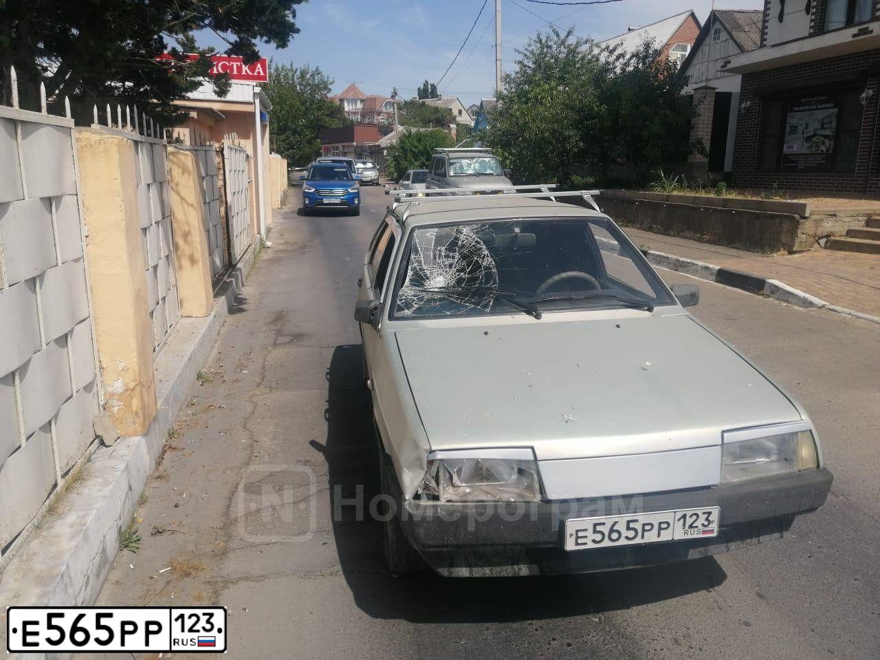 Фото автомобиля LADA 2109, 2002 — госномер Е859СС193. Цвет: ЖЕЛТО-ЗЕЛЕНЫЙ
