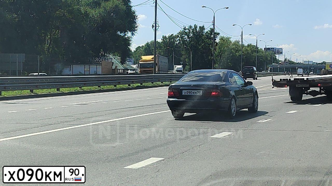 Фото автомобиля MERCEDES E-KLASSE, 1988 — госномер М771АА761. Цвет: Серый