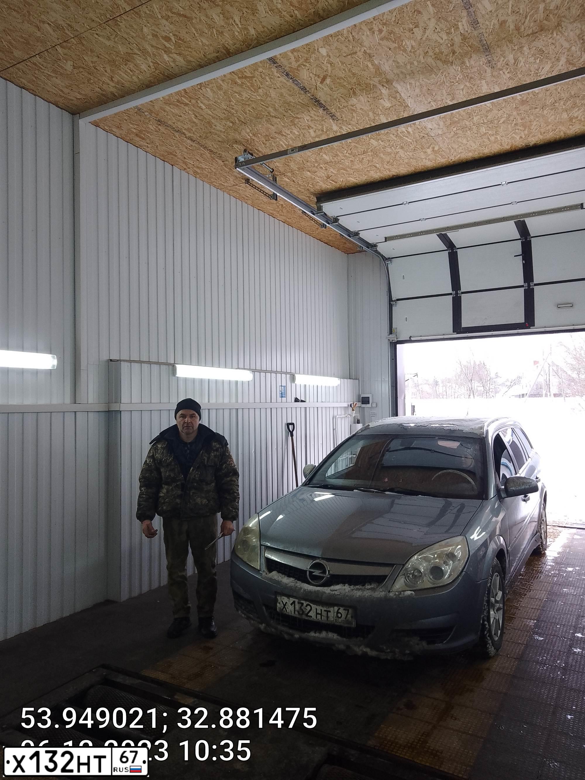 Фото автомобиля OPEL VECTRA, 2008 — госномер Х132НТ67. Цвет: СЕРЫЙ