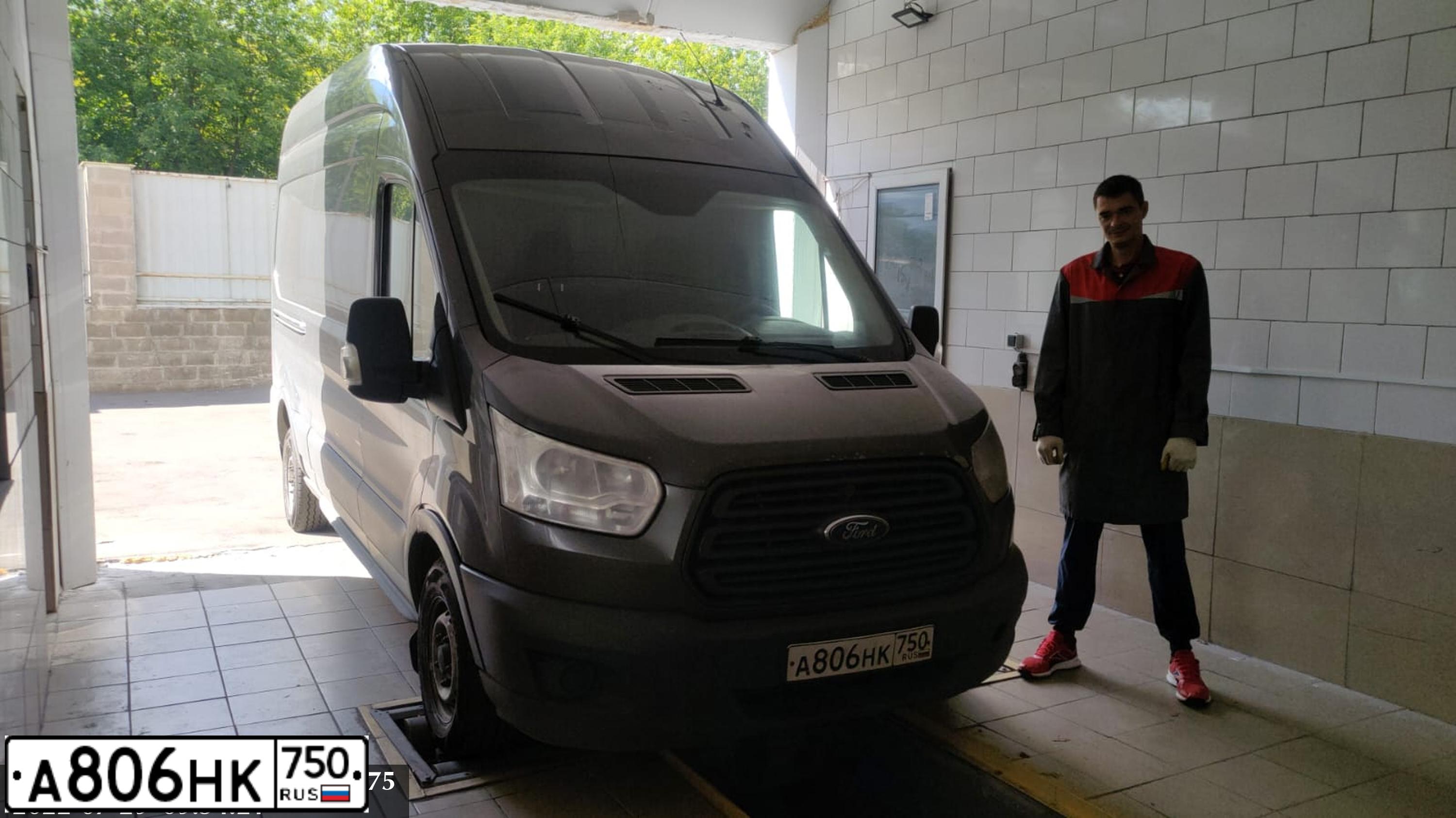 Фото автомобиля FORD TRANSIT, 2016 — госномер Т696ЕЕ977. Цвет: Серый