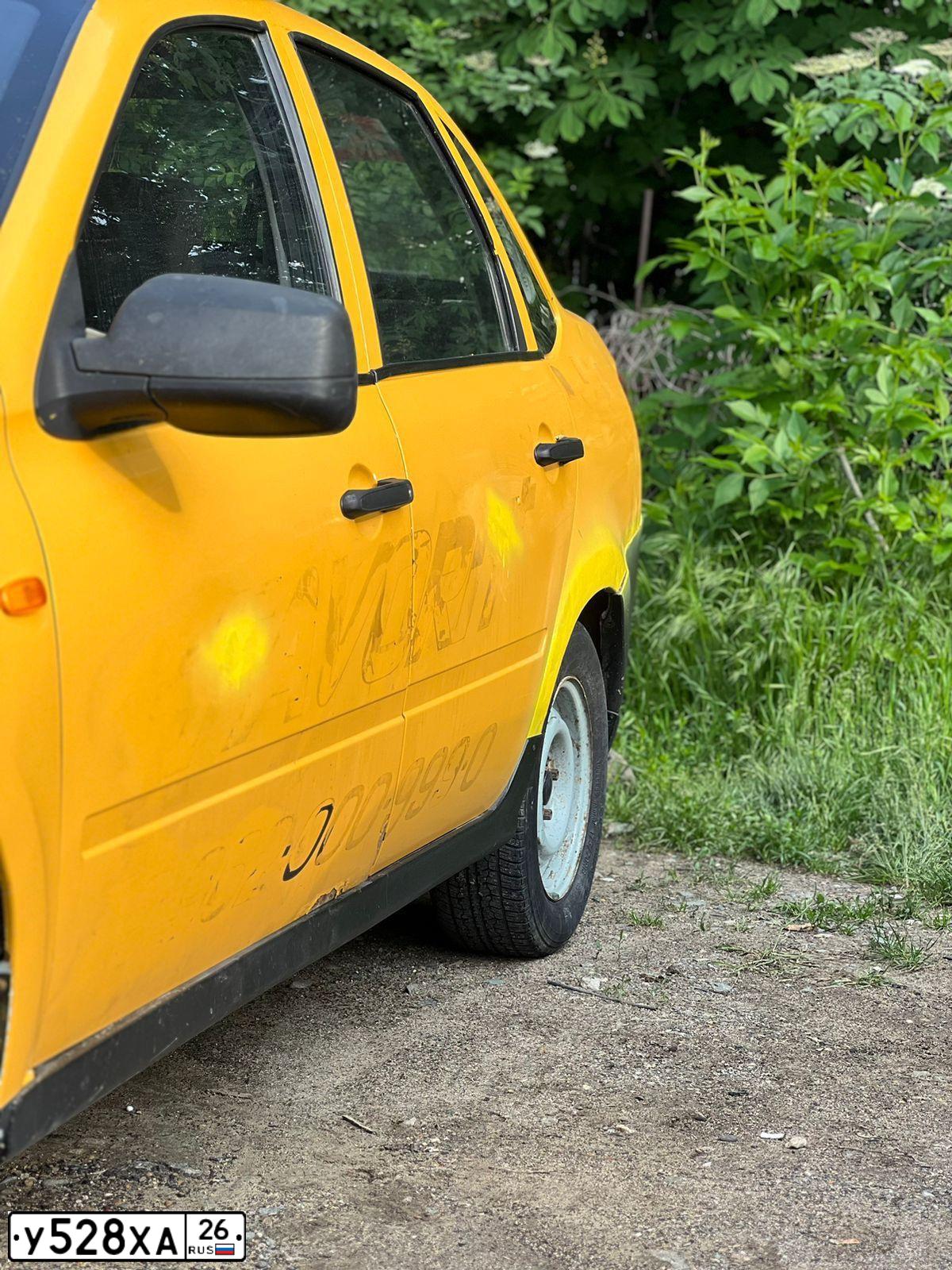 Фото автомобиля LADA 2190 GRANTA, 2012 — госномер У528ХА26. Цвет: ЖЕЛТЫЙ