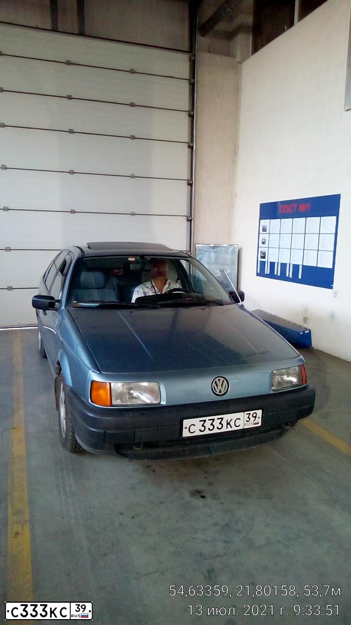 Фото автомобиля VOLKSWAGEN PASSAT, 1990 — госномер С333КС39. Цвет: СВЕТЛО СИНИЙ