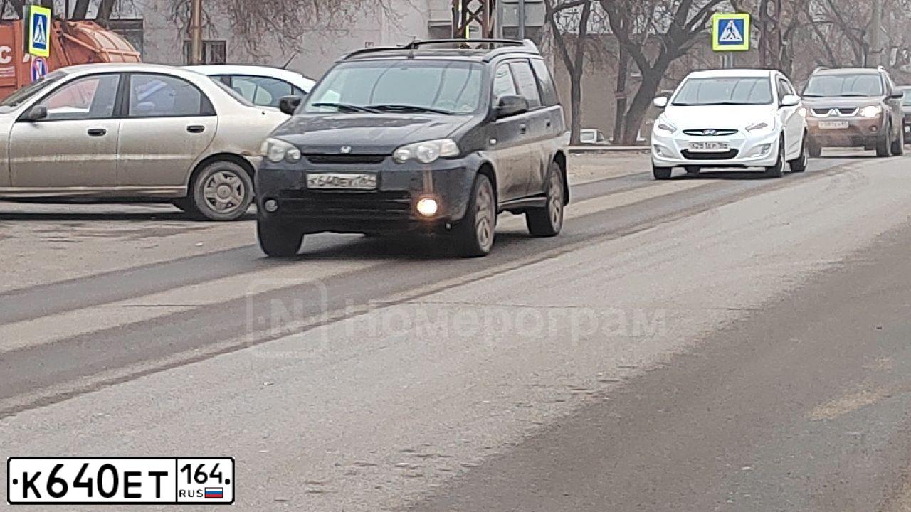 Фото автомобиля VOLKSWAGEN GOLF, 2008 — госномер Т727УМ64. Цвет: Красный
