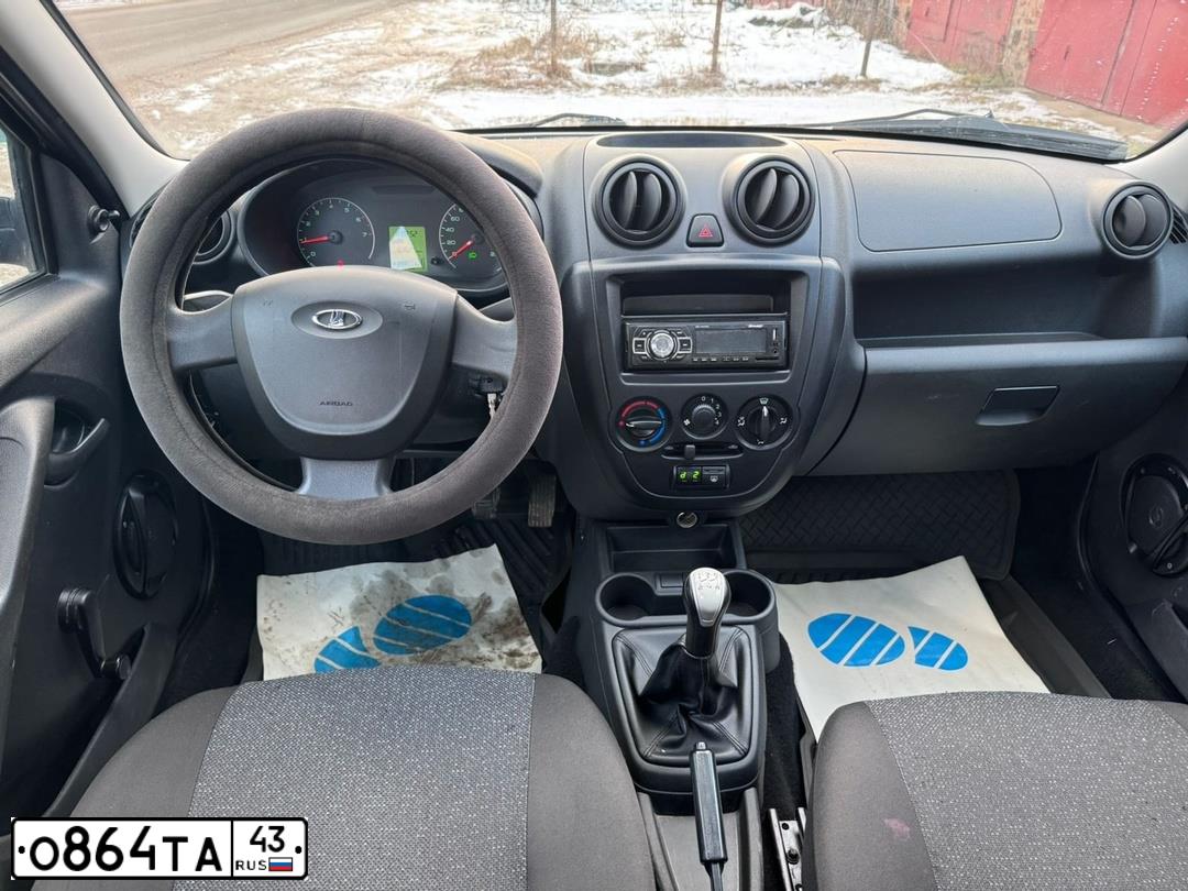 Фото автомобиля LADA 2190 GRANTA, 2017 — госномер О864ТА43. Цвет: серебристо-темно-серый