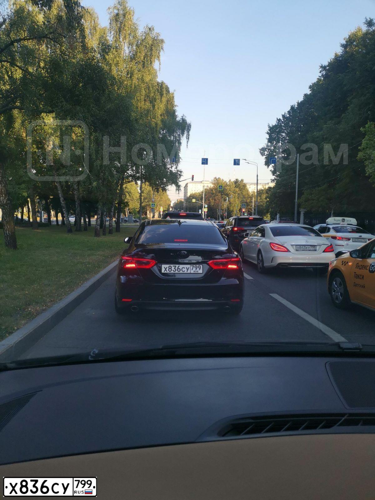 Фото автомобиля TOYOTA CAMRY АSV70L RЕТNКХ, 2021 — госномер Х836СУ799. Цвет: ЧЕРНЫЙ