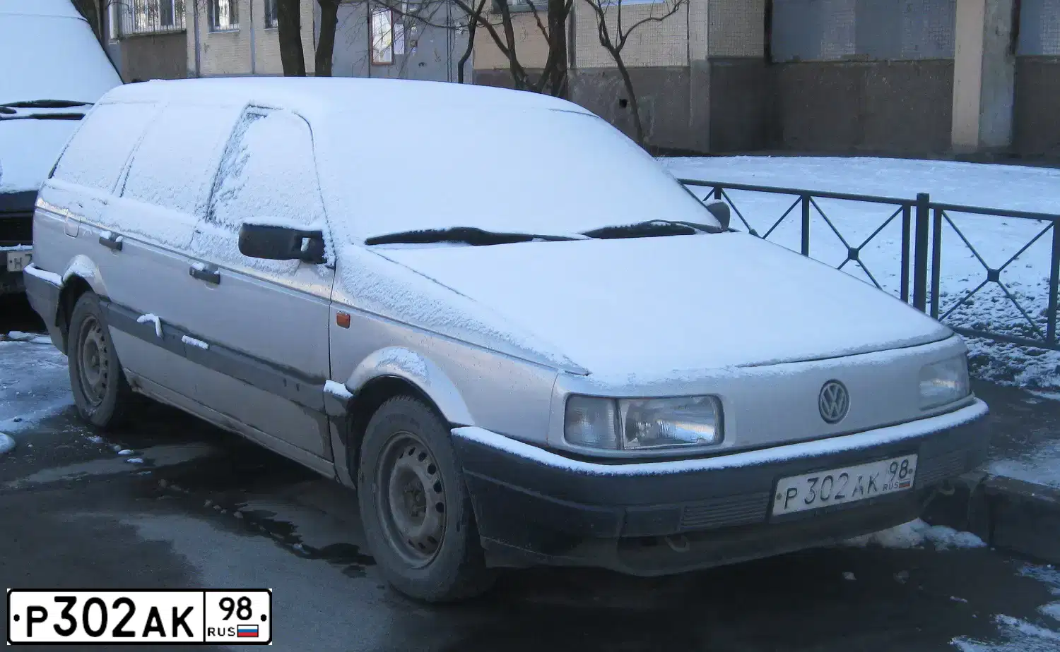 Фото автомобиля VOLKSWAGEN PASSAT, 1991 — госномер Р302АК98. Цвет: СЕРЕБРИСТЫЙ