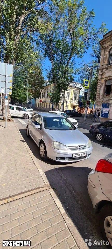 Фото автомобиля VOLKSWAGEN GOLF, 2004 — госномер О210МК161. Цвет: Серебристый